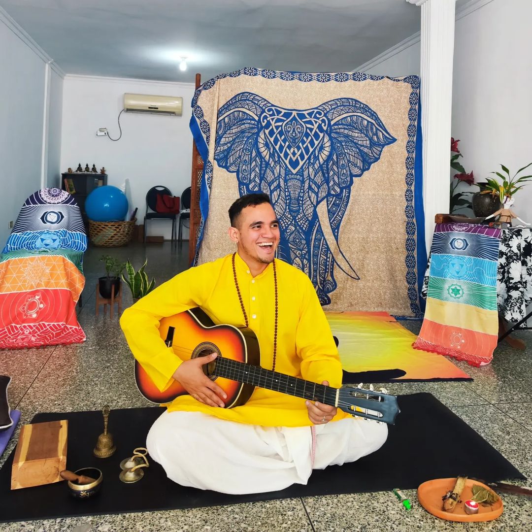 Venezolano gana reconocimientos internacionales por su labor social a través del yoga (VIDEO)