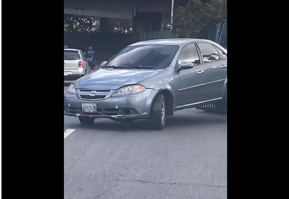 En Chacao, grueros remolcan carros sin temor a ocasionarles daños (VIDEO)