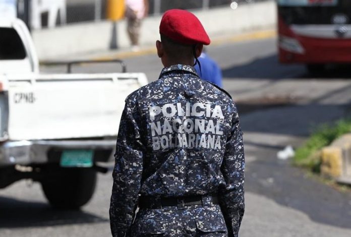 Perdió el control: el impactante choque de un microbús de la PNB en Carapita (VIDEOS)