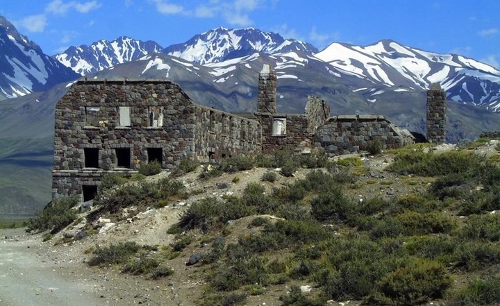 Qué queda del lujoso hotel abandonado a 30 kilómetros del lugar de la Tragedia de los Andes