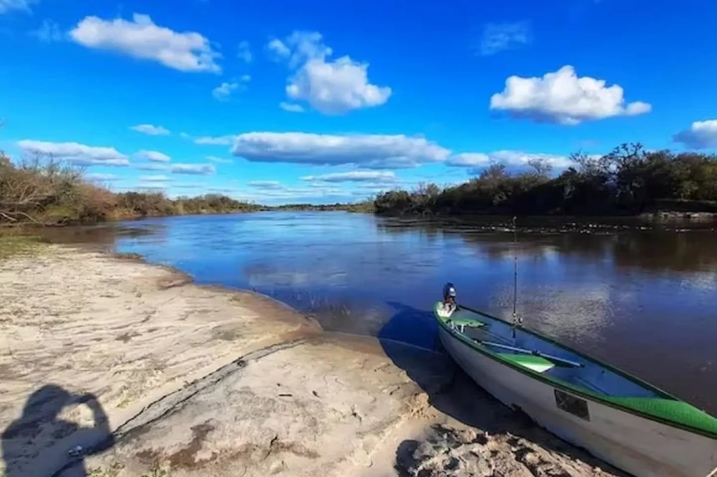 Joven se metió al río para buscar una pelota de fútbol y murió ahogado frente a sus amigos