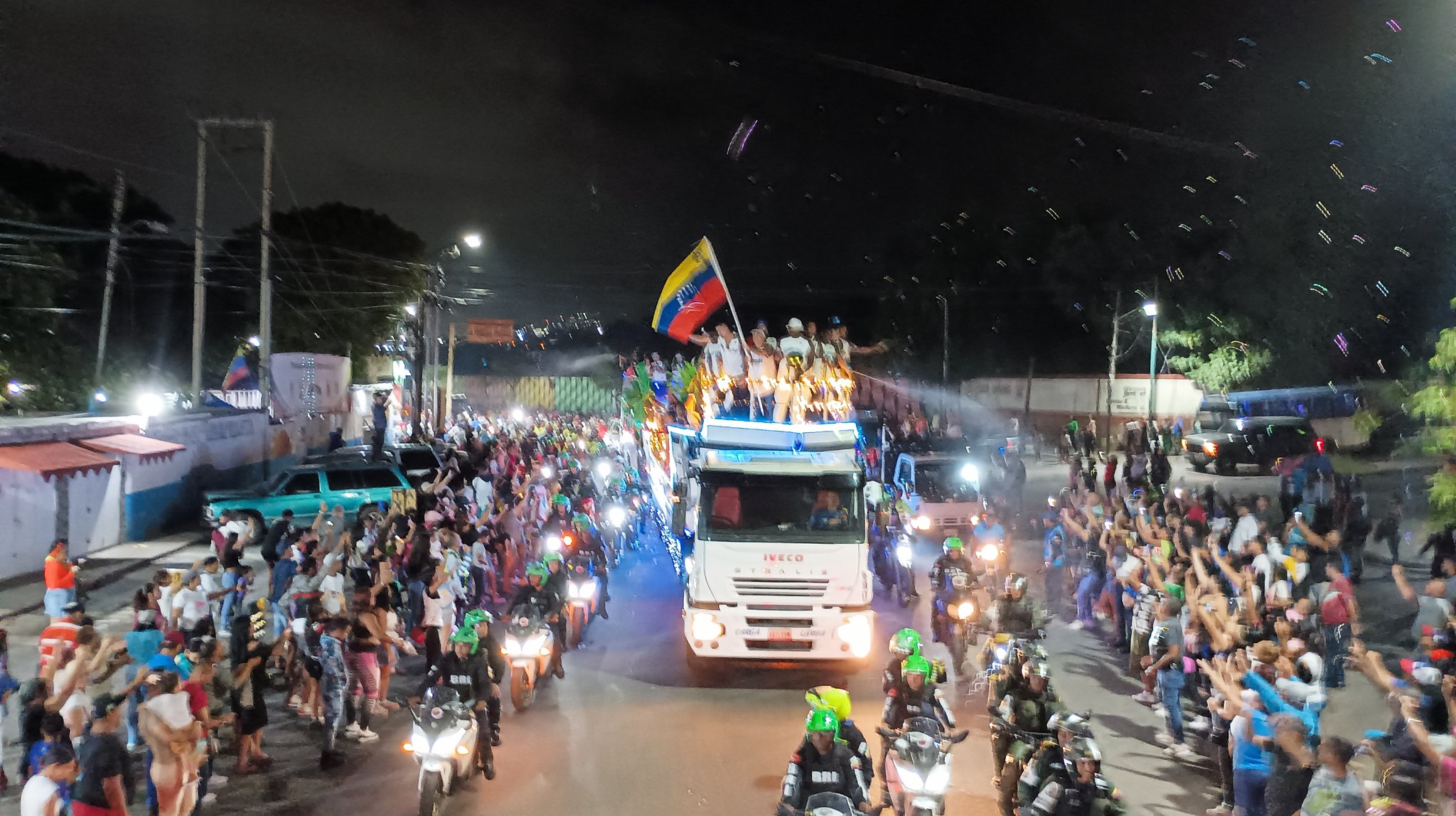 ¡Bienvenidos campeones! Las calles se desbordaron para recibir a los Tiburones de La Guaira (VIDEO)