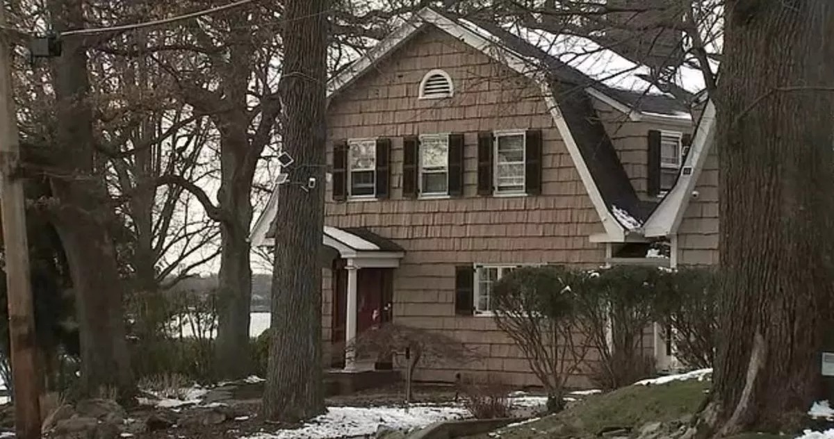 Compraron la casa de sus sueños en Queens, pero hallaron a un extraño en su habitación que no quiere irse