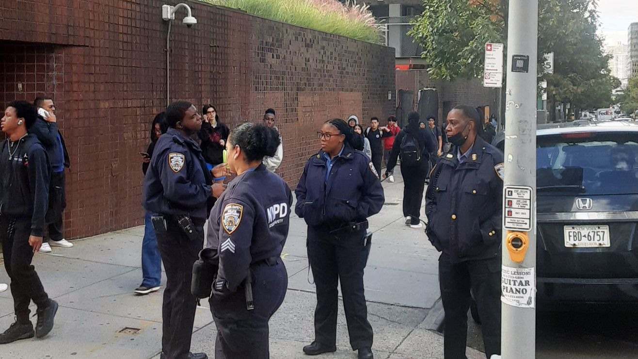 Atraparon a un niño de ocho años llevando una pistola a su escuela de Nueva York durante dos días seguidos