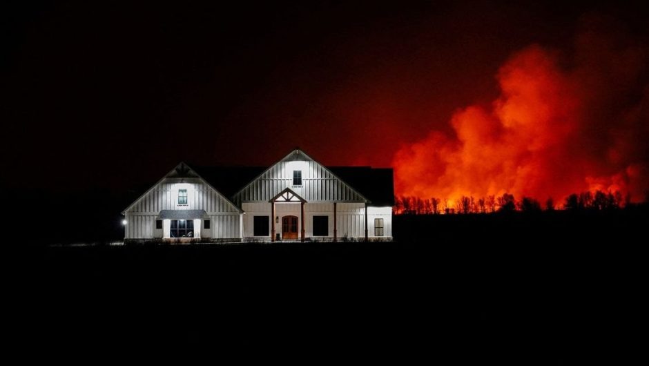 El mayor incendio forestal de la historia de Texas podría propagarse con más velocidad el fin de semana