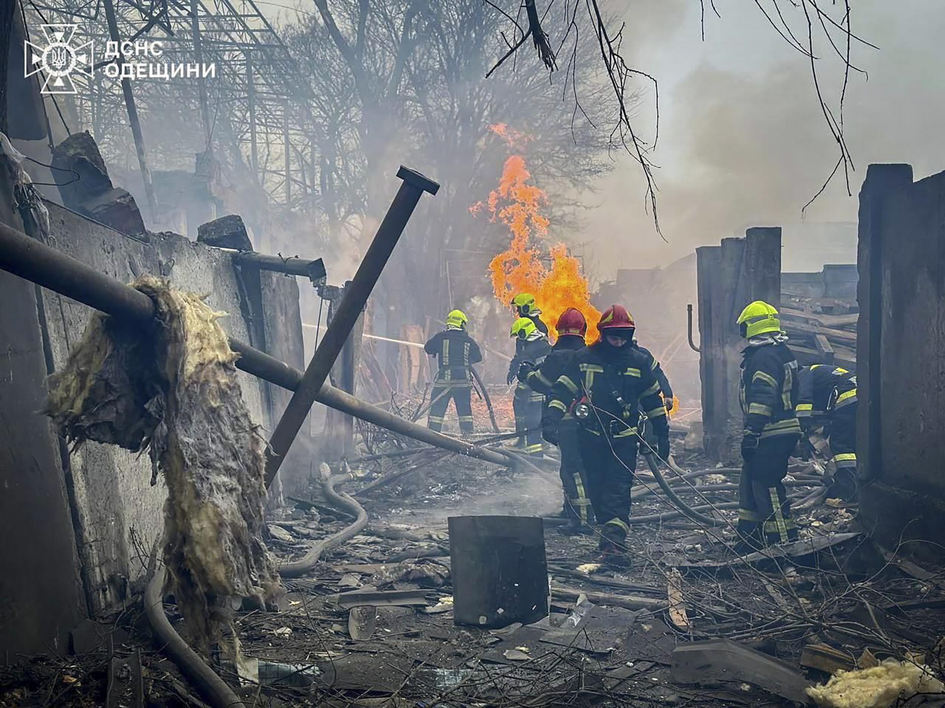 UE afirmó que el atroz ataque ruso a ciudad ucraniana muestra la barbarie de Putin