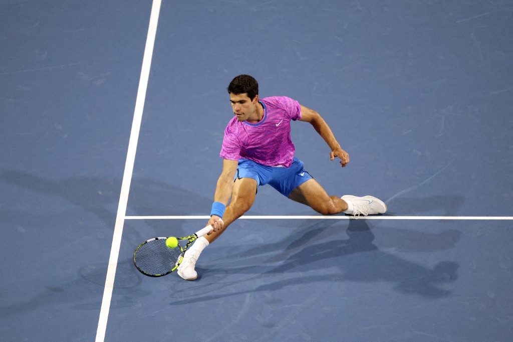 Alcaraz arrasó a Carballés en su debut en el Masters 1000 de Miami