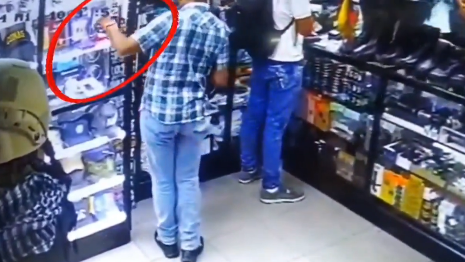 La cámara no perdonó a este “amigo de lo ajeno” que hurtó costoso reloj en Centro Comercial El Valle (Video)