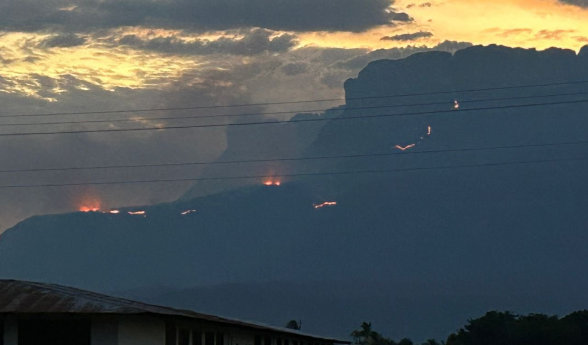 VIDEO: arde el Auyantepui desde hace varios días ante la mirada impotente de Inparques