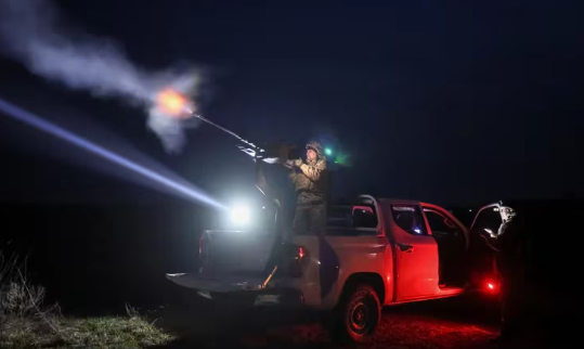 Bombardeos rusos en Ucrania dañaron tres centrales térmicas y forzaron cortes de luz en varias regiones del país