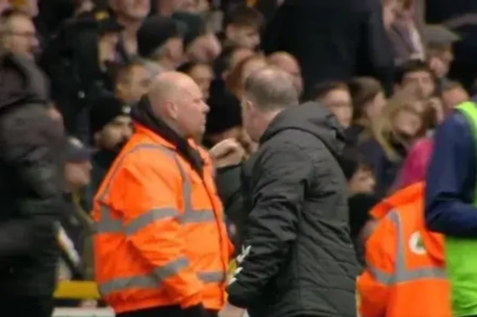 Polémica en Inglaterra: Ganaron con un gol agónico y el entrenador lo celebró en la cara de un niño