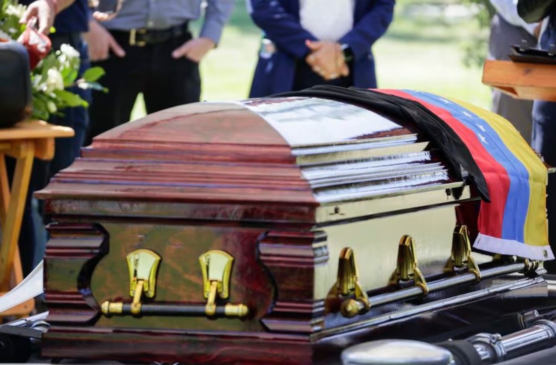 Bandera venezolana y escudo de armas del Ejército, así fue el emotivo funeral de Ronald Ojeda