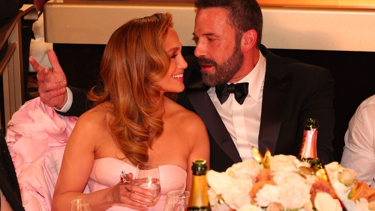 VIDEO: JLo y Ben Affleck son captados en un cine limpiando sus asientos y recogiendo su comida