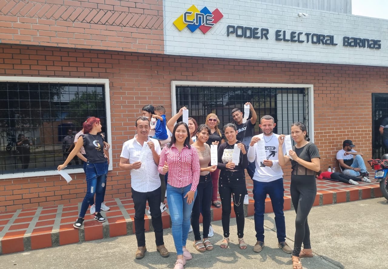 Adecos de Barinas acudieron al CNE para inscribir a nuevos votantes