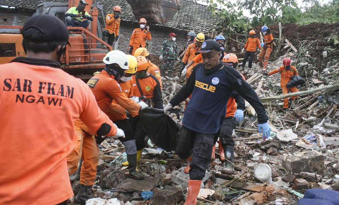 Al menos nueve desaparecidos por una avalancha de tierra en la isla indonesia de Java