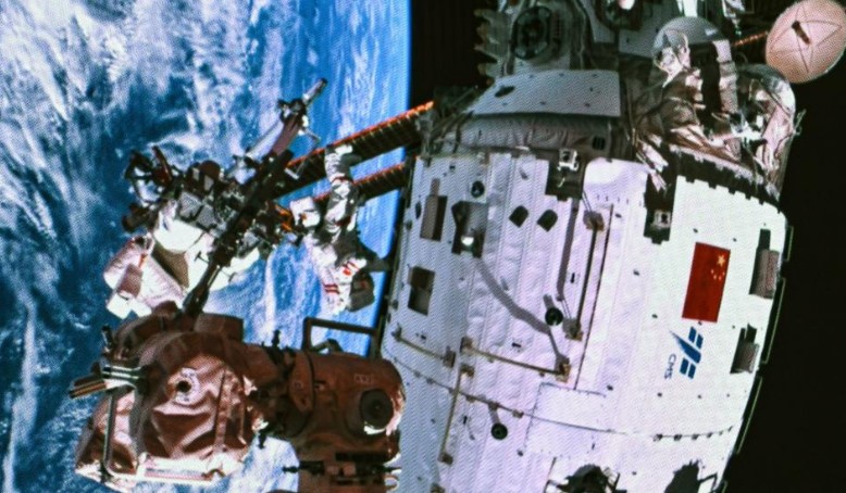 La tripulación de la estación espacial china completa su segunda misión extravehicular