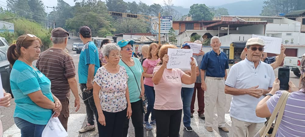 Vecinos de Pirineos en San Cristóbal se amotinaron y salieron a protestar por la falta de luz, agua e internet