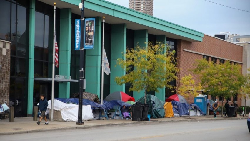 “Una tormenta perfecta”: venezolanos enfrentan barreras legales y límite de 60 días en refugios de Chicago