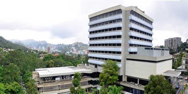 Conmoción en el Centro Médico Docente La Trinidad: Le disparó a su madre en una habitación para acabar con su padecimiento