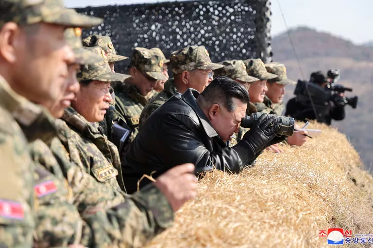 Kim Jong-un supervisó un nuevo simulacro bélico, condujo un tanque y envió otra amenaza a Corea del Sur y EEUU