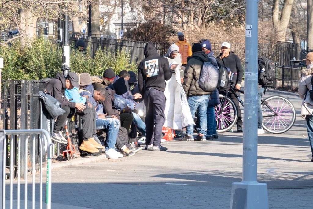 La razón por la que inmigrantes venezolanos no aceptan pasajes de avión ni de autobús gratis para irse de Nueva York