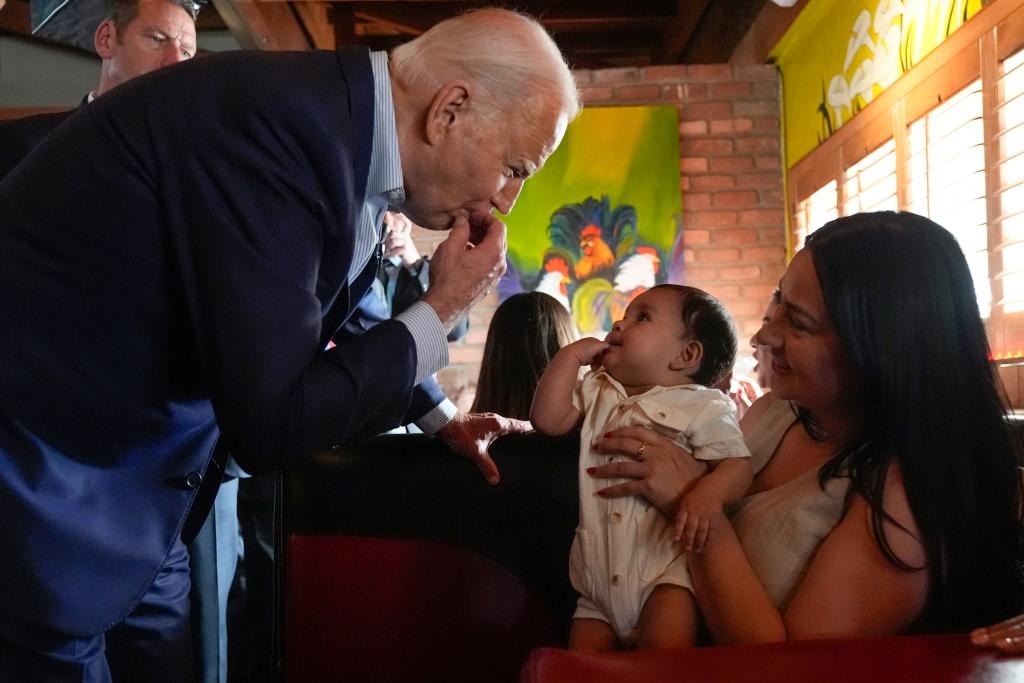 “No pude resistirme”: Biden se baja del escenario para acariciar a un bebé durante evento en Arizona (VIDEO)