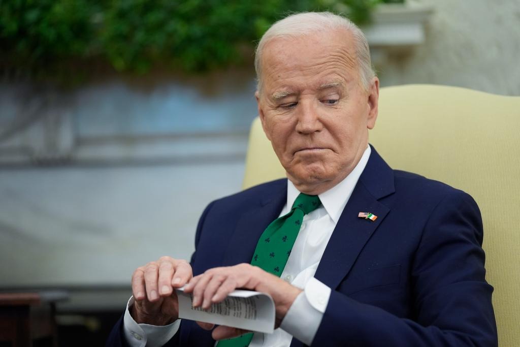 Biden está estudiando la posibilidad de cerrar la frontera de EEUU por su cuenta (Video)