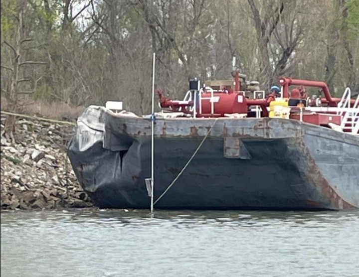 Tras el trágico colapso del “Key Bridge”, una barcaza chocó uno de los pilares de un puente en Oklahoma (VIDEO)