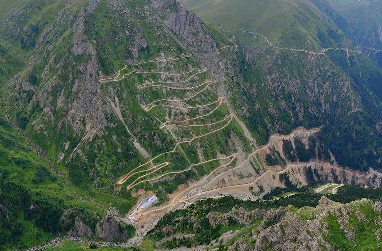 Dónde queda la carretera más peligrosa del mundo y por qué la bautizaron la “autopista al infierno”