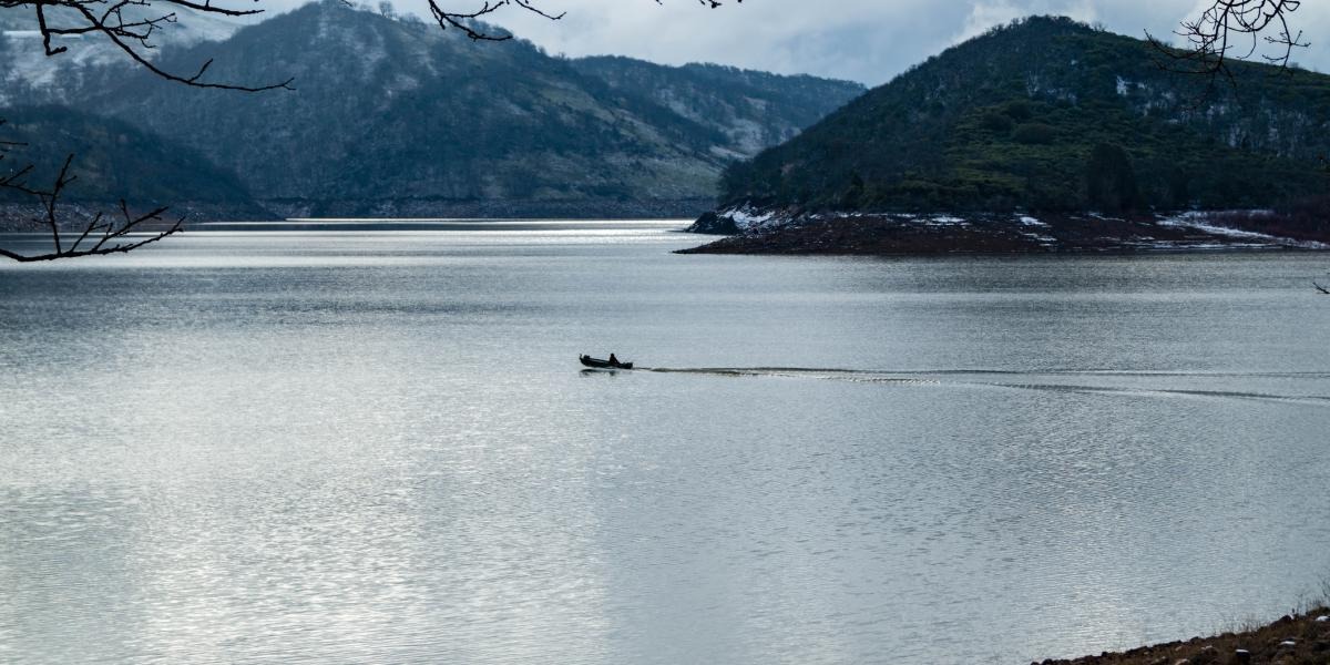 Pescaba en un lago de Oregón y lo que atrapó con la caña la dejó helada