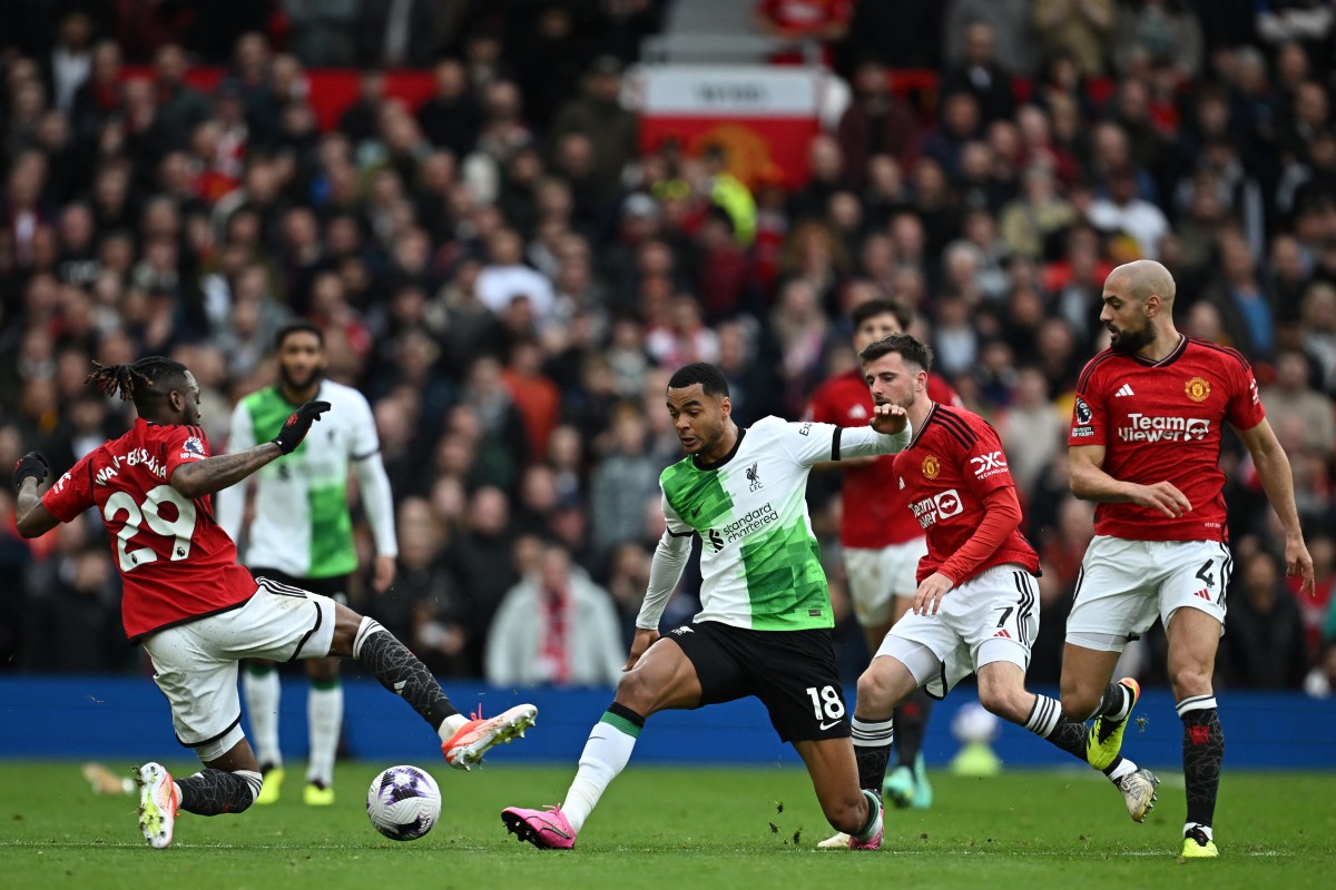 Liverpool perdió el liderato tras rescatar un empate ante el Manchester United