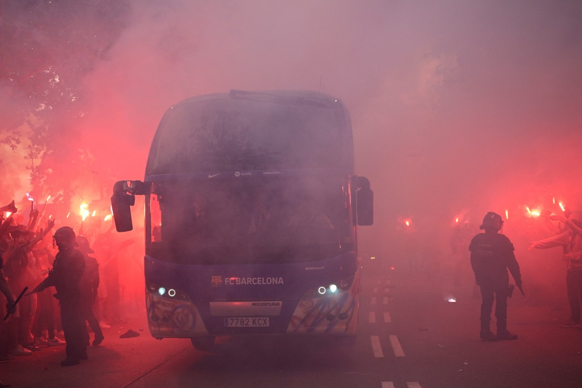 VIDEO: confundido fan azulgrana lanzó objeto contundente contra autobús del Barça al pensar que era del PSG