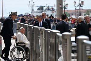 El papa Francisco preside una multitudinaria misa en Venecia, en su primer viaje en meses (FOTOS)