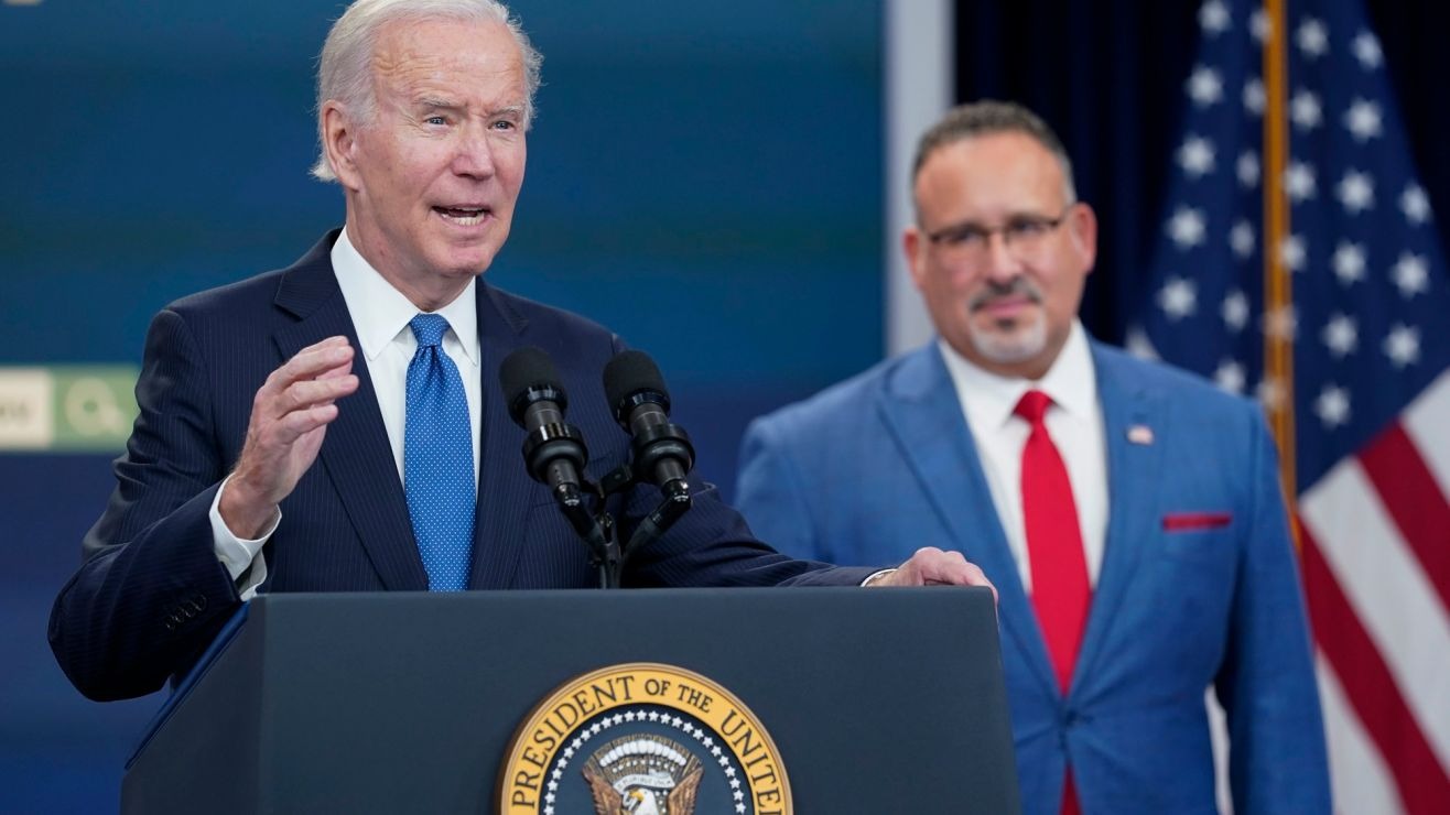 Hasta 30 millones de personas tendrán condonación de intereses y deuda estudiantil bajo nuevo plan de Biden