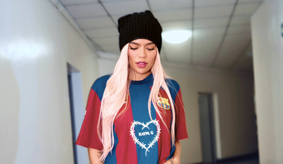 Karol G, protagonista de la camiseta del Barça para el Clásico español