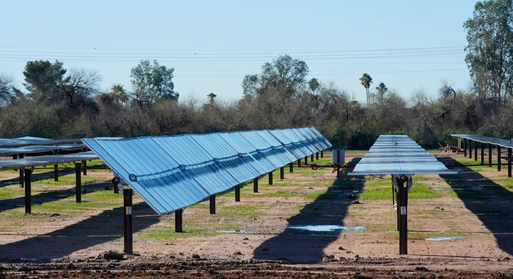 Biden conmemora el Día de la Tierra anunciando la entrega de subvenciones para energía solar (Video)