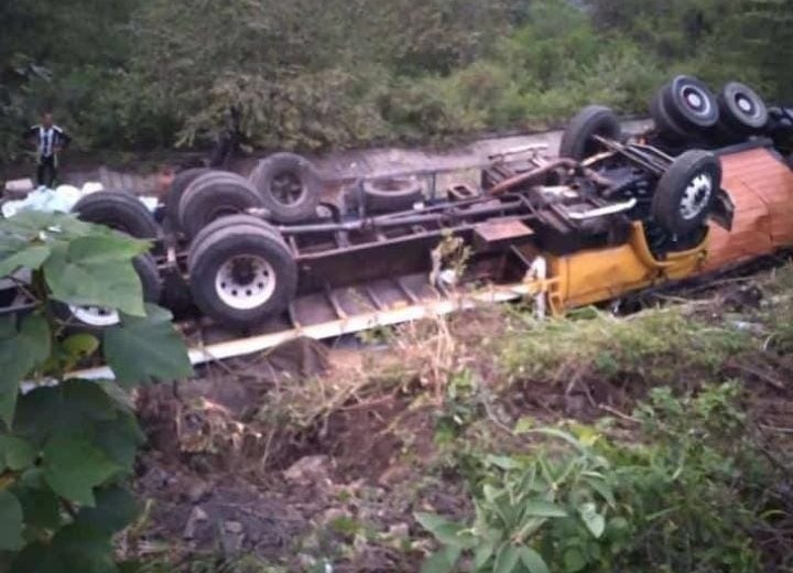 Segunda gandola volcó en “La Pared” y cayó encima de la que había volcado en la madrugada