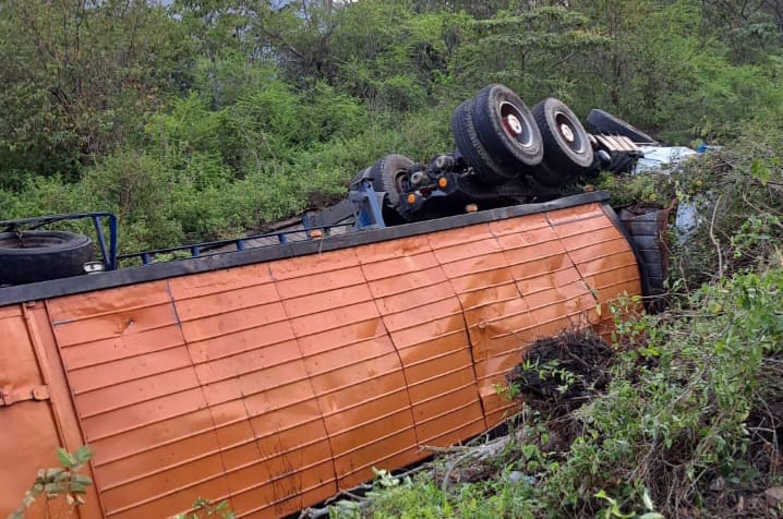 Gandola con mercancía importada desde Colombia volcó cuando subía “La Pared Vieja” en Táchira