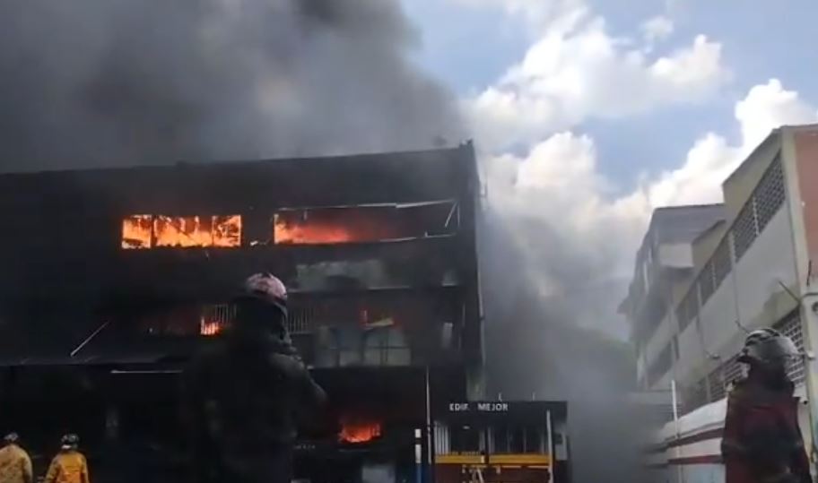 Colapsó parte del edificio tras incendio en zona industrial de La California Sur (Videos)