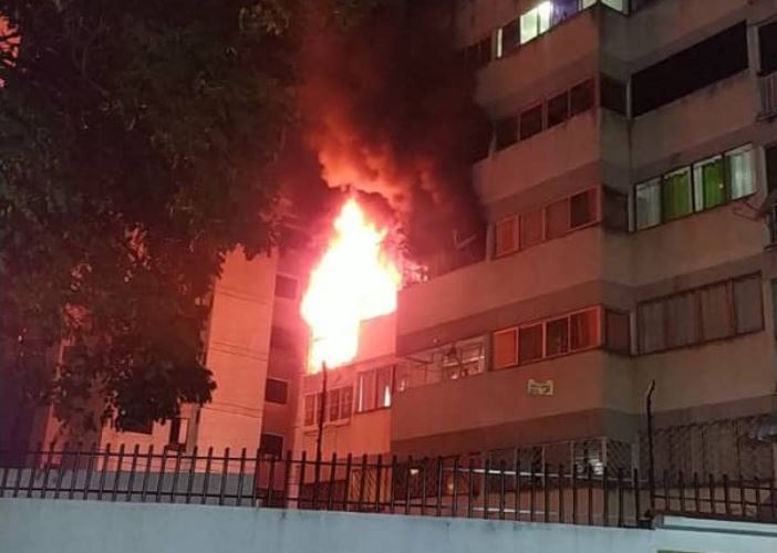 Incendio de apartamento se registró en Santa Mónica este #10Abr (Video)