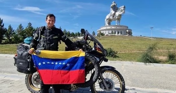 El venezolano que emigró y ahora recorre el mundo en motocicleta