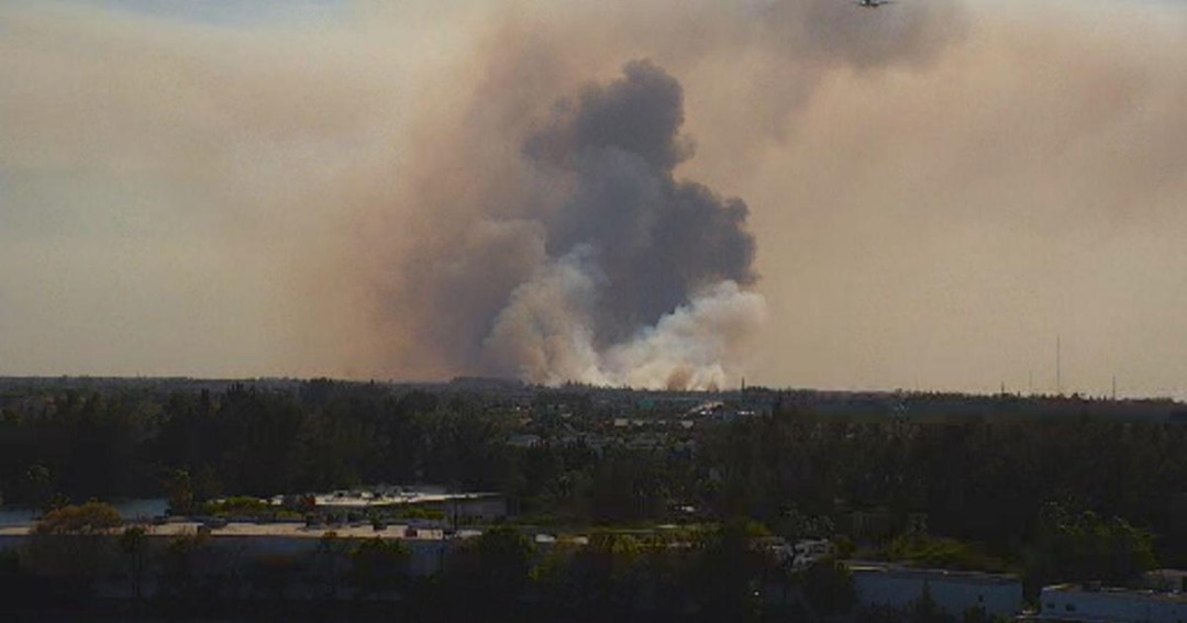 El motivo detrás de una enorme columna de humo en el sur de Miami-Dade (VIDEO)