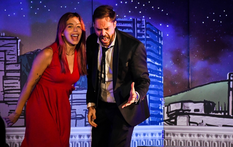 Lanzando destellos de humor y amor, Edmary Fuentes y Augusto Nitti protagonizan “La Azotea”