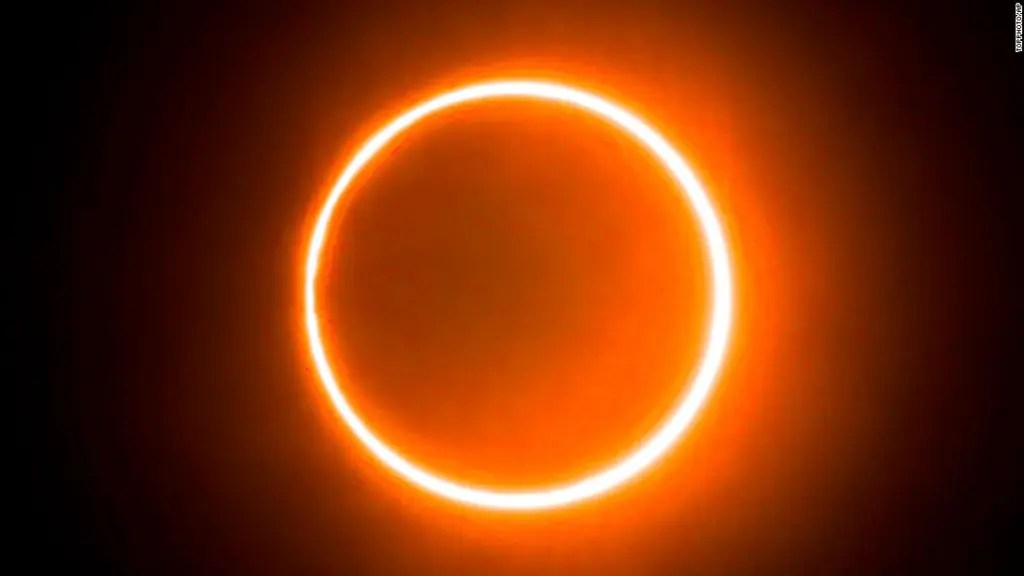 ¿Cómo proteger tus ojos durante un eclipse y qué pasa si miras sin protección?