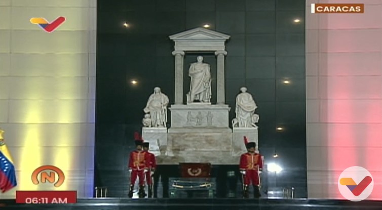 Izada de la Bandera Nacional por la celebración de los 214 años del 19 de abril de 1810