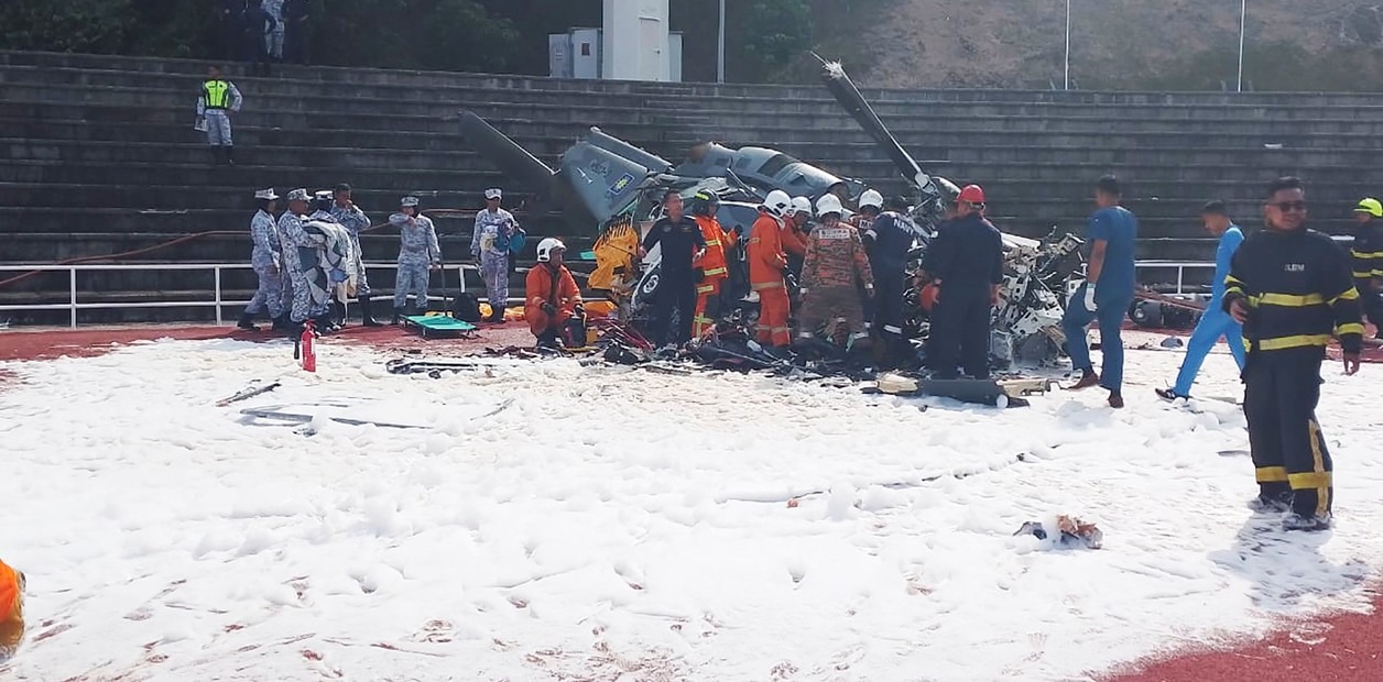 La impresionante colisión entre dos helicópteros durante un ensayo militar que dejó 10 muertos (VIDEO)