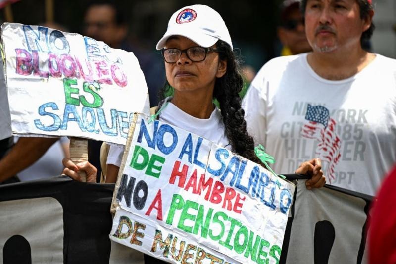 “Maestros trabajan de mototaxistas para sobrevivir”: éxodo masivo de profesores agrava crisis educativa en Venezuela