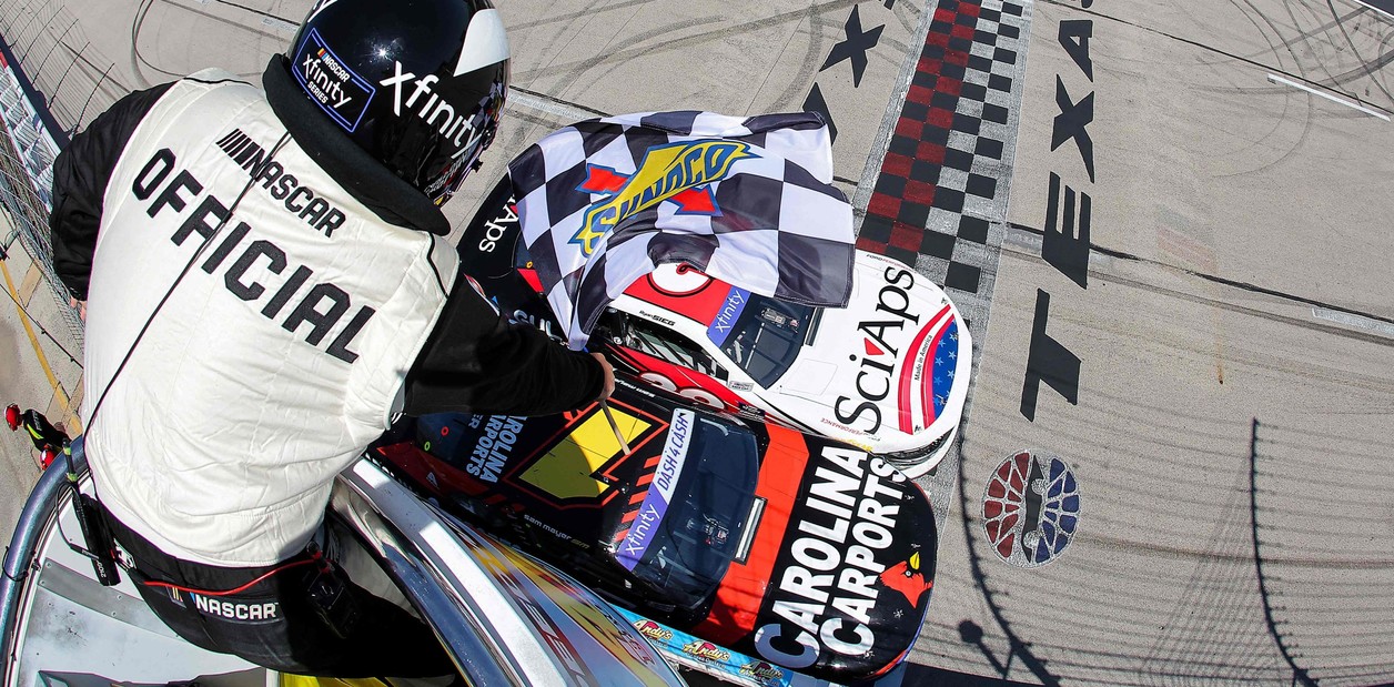 Histórico final de “foto finish” en Nascar: lo pasó en la última vuelta y le ganó por dos milésimas (VIDEO)