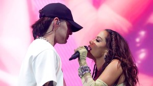 VIDEO: Captan el momento en que Peso Pluma y Anitta se dan apasionado beso en Las Vegas