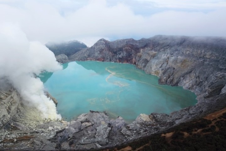 La última FOTO de su vida: instantes después cayó dentro de un volcán activo y murió trágicamente